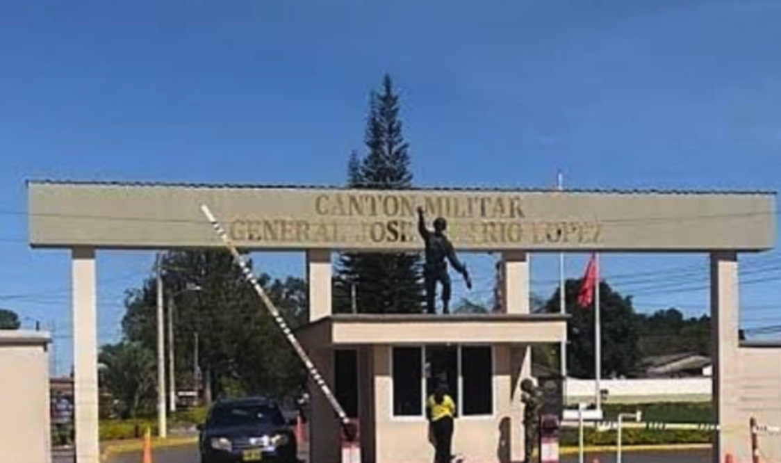 Portada del Cantón Militar General José Hilario López en Popayán, con la estatua del general sobre la caseta de vigilancia y la barrera de acceso.
